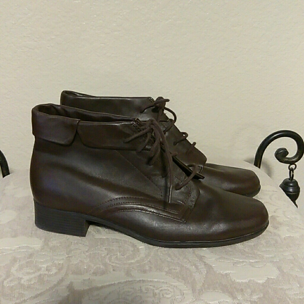 SOLD !! LIZ BAKER BOOTIES 💕
